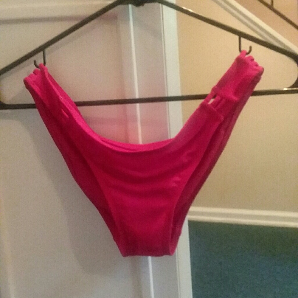 Red Bikini - Picture 3 of 3